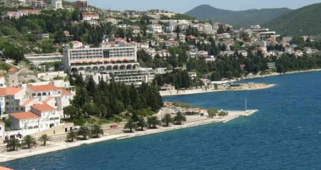 U Neumu otvorena ljetna turistička sezona: Pogledajte kako uživaju prvi kupači...