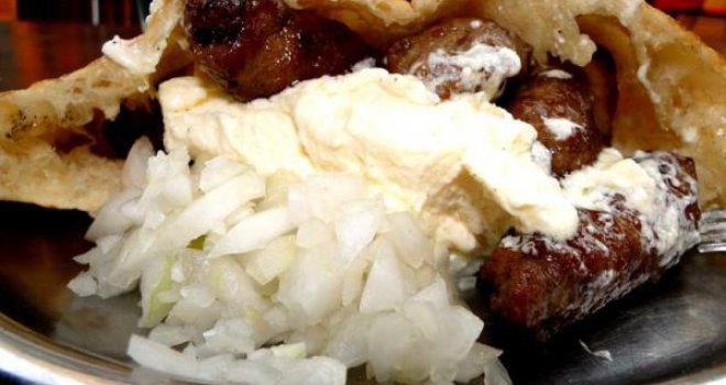 Ćevapi originalno nemaju veze s Bosnom i još nekoliko razotkrivajućih istina o socijalističkoj gastronomiji