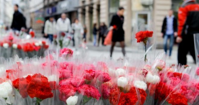 8. mart u blatu cvijeća i tradicije: Dajte mi pet karanfila, po jedan za svaku nastavnicu... Dajte i taj parfem, moram i mami nešto kupiti!