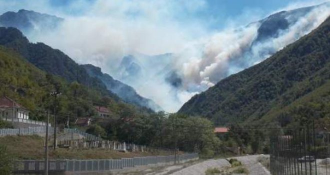 Izgorjele kuća i dvije štale, čule se i eksplozije: Požari aktivni u Stocu, Jablanici i Čapljini