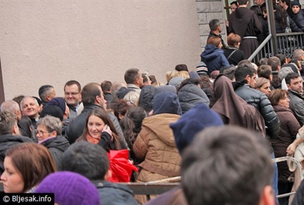 gužve ispred konzulata Hrvatske u Mostaru