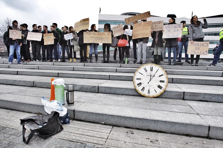 protest srednjoškolaca ispred Parlamenta/Foto: Anadolija