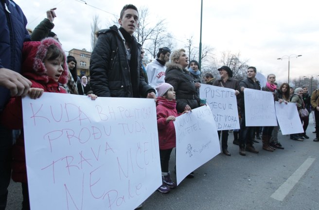 protesti u Sarajevu ispred zgrade Predsjedništva BiH/ Foto: AA