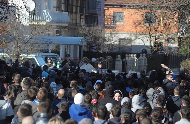 protesti u Bihaću - demonstranti pred kućom Hamdije Lipovače/ Foto: AA