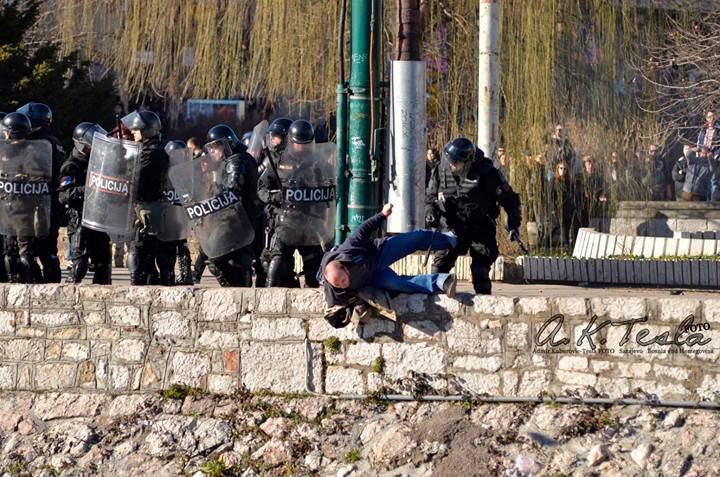 policija baca demonstrante u Miljacku_originalna fotografija