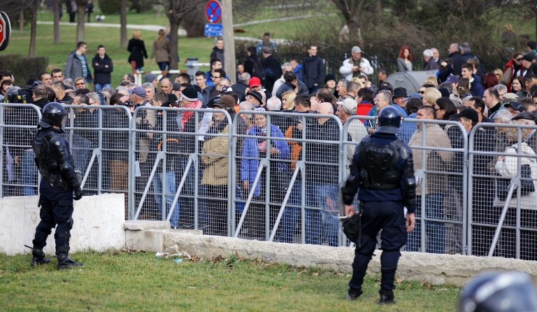 građani ispred zgrade Vlade FBiH/Foto: Anadolija