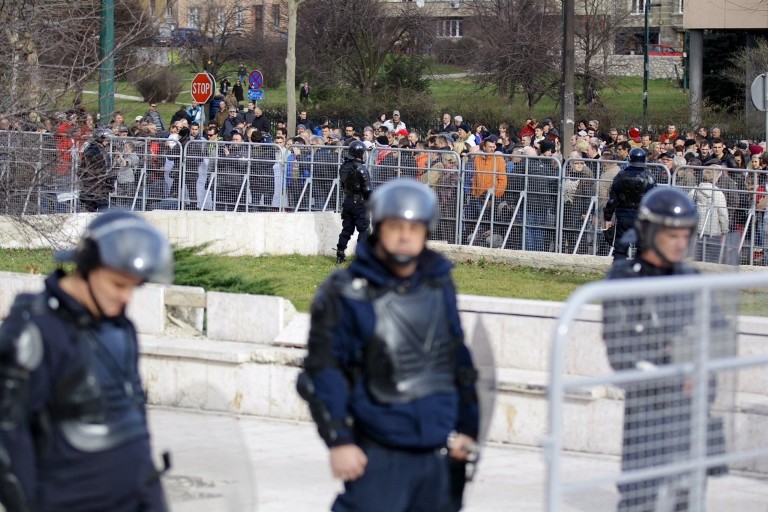 građani ispred zgrade Vlade FBiH/Foto: Anadolija