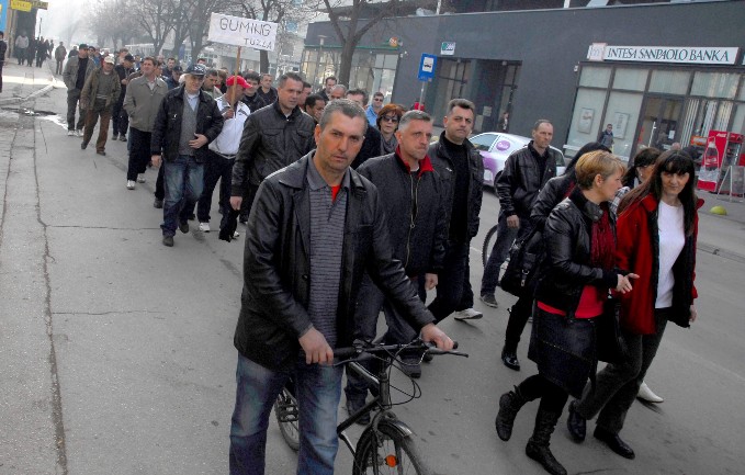 Oko 200 radnika propalih preduzeća na ulicama Tuzle/ Foto: AA