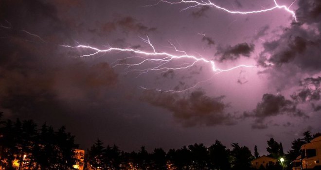 Crni oblaci nad Krajinom: Olujno nevrijeme zahvatilo cijeli Unsko-sanski kanton, nestalo i struje...