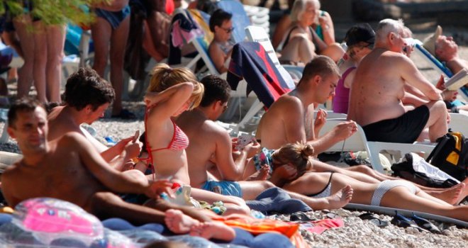 Špica na Jadranu: Traži se krevet više, kao i mjesto na plaži, a gostiju iz BiH nikad nije bilo manje...