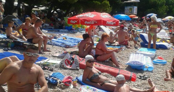 Tučnjava na plaži u Makarskoj: Zaštitari nasrnuli na prodavače kukuruza, letjele šake i čaše pred prestravljenim kupačima