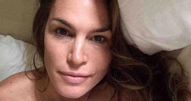 Cindy Crawford gola i bez šminke napravila selfie iz kreveta