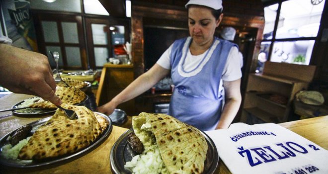 Zna se ko ide u koju ćevabdžinicu: U Sarajevu su i ćevapi bordo ili plavi