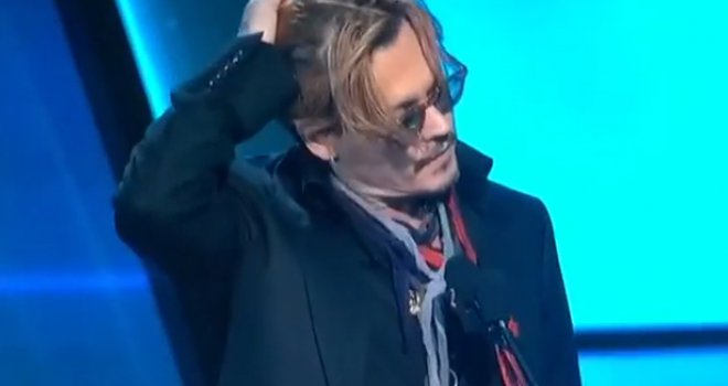 Johnny Depp se spoticao na pozornici i mumljao: Na kraju su mu prekinuli govor