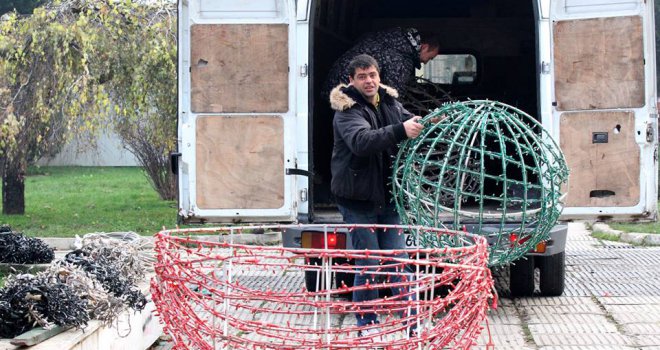 U Sarajevu počelo postavljanje Coca-Cola Sarajevo Holiday Marketa