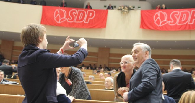 Posljednji put s predsjednikom: Delegatkinje SDP-a u borbi za sliku s Lagumdžijom