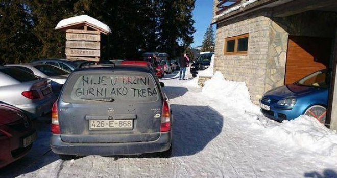 Bosanci rješavaju problem nedostatka parkinga: 'Nije u brzini, gurni ako treba'