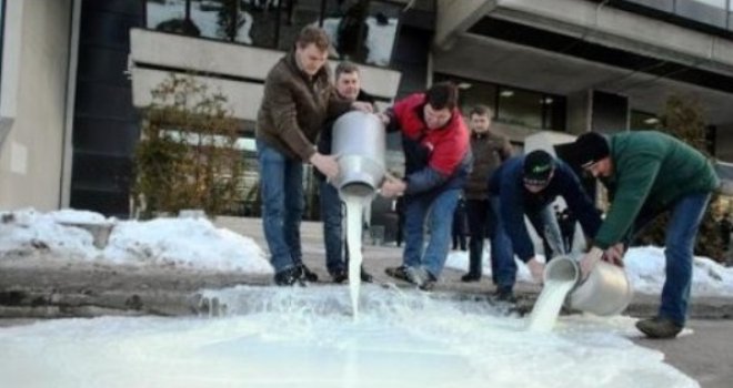 Ogorčenje ispred KONZUMA: Bh. mljekari prosipali mlijeko u Gradačcu