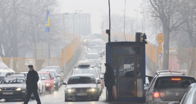 Poledica i snijeg na putevima u BiH, a na ovom graničnom prelazu ćete čekati satima