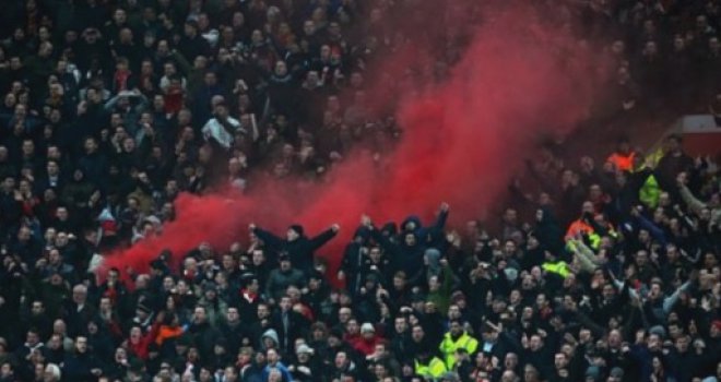 Tuča na Old Traffordu: Pogledajte okršaj navijača Manchester Uniteda i Liverpoola!