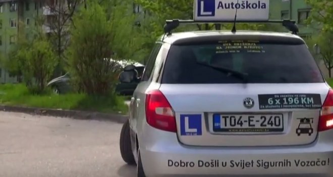 GRATIS čas prije polaganja: Pogledajte kako izgleda simulacija ispitne vožnje u Sarajevu...