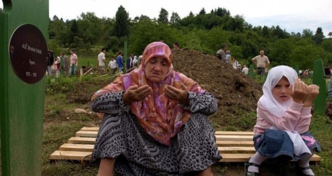 Majke u Srebrenici o presudi Šešelju: Neka ga dovedu da vidi da ovdje ima osam hiljada braće, muževa, sinova, očeva... 