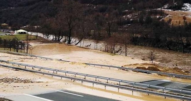 U toku čišćenje kolovoza na dionici autoputa Kakanj - Zenica Jug