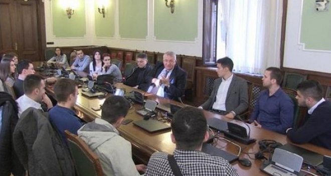 Šešelj u Narodnoj skupštini održao predavanje banjalučkim studentima: Poslušajte šta im je rekao