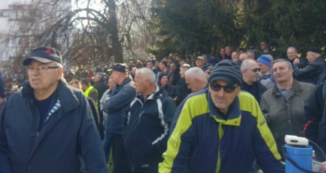 Haos u Sarajevu: Bivši borci okupirali zgradu Vlade FBiH, traže ostavke!