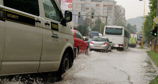 Veliko nevrijeme zahvatilo Tuzlu: Prolom oblaka praćen jakim vjetrom i ledom izazvao haos