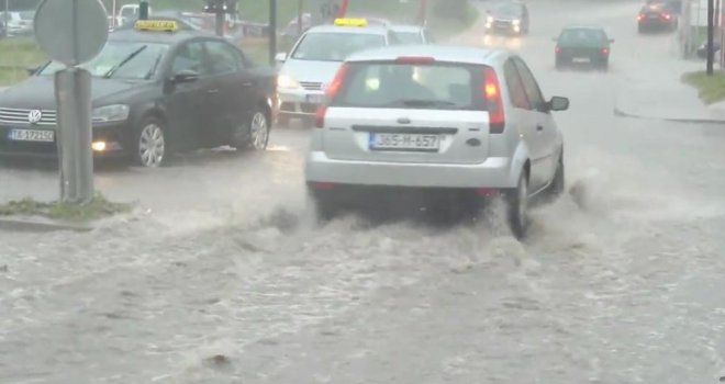 Zbog nevremena otežan saobraćaj na većini puteva u BiH