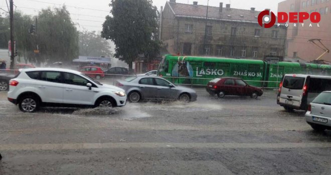 Potpuni kolaps usred špice: Rijeka teče ulicama Sarajeva, stali tramvaji, sudar u centru, ali i...