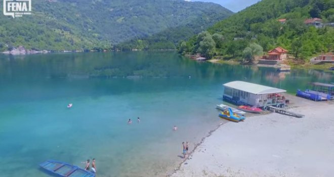 Sarajlija nakon tuče pucao na prepunoj plaži na Jablaničkom jezeru