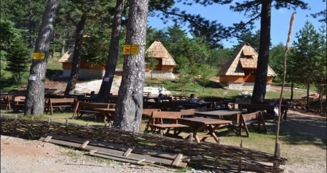 Vatra zahvatila krov: Gori restoran 'Brus' na Trebeviću