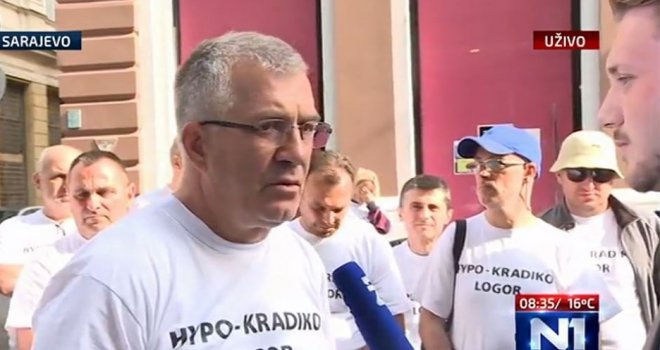 'Švicarci' proveli noć pred Addiko bankom u Ferhadiji: Ovo je logor, 24-oro ljudi se ubilo zbog ovog kredita!