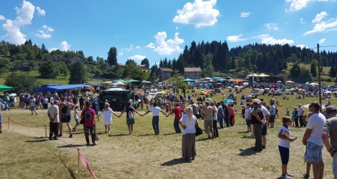 Evo kako izgleda Čevljansko polje nakon koride: Hrpe smeća nakon narodnog veselja