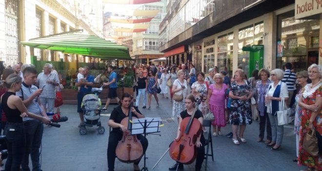 Muzikom za mir kod Vječne vatre: I u Sarajevu odata počast nevinim žrtvama napada u Barceloni