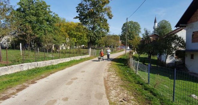 Bošnjaci i Srbi zajedno izgradili džamiju i crkvu, žive kao braća, ali 'iz poštovanja ovdje nema miješanih brakova'