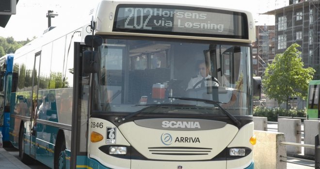 Vozač završio na sudu: Autobus pun putnika, a šofer na tabletu gledao...