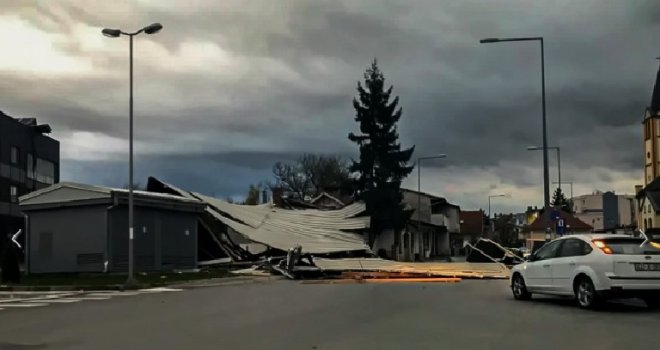 Nezapamćeno nevrijeme: Konstrukcija krova hotela završila na ulici