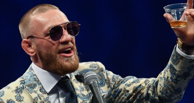 Conor McGregor opet šokira: Uskočio u kavez pa napravio incident!