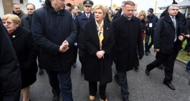 Svi u crnim cipelama, samo Kolinda u žutim čizmicama: Kad su je upitali zašto, evo šta je odgovorila...