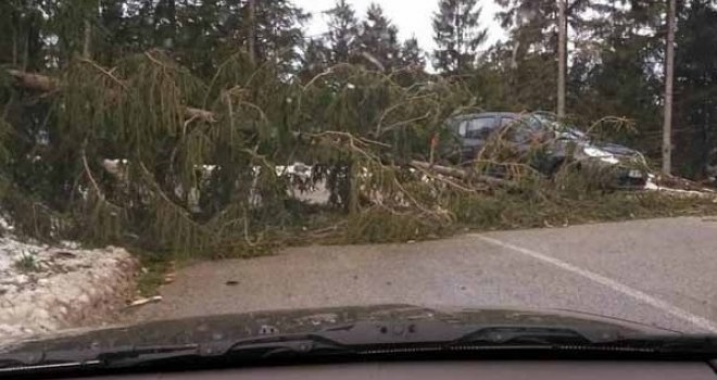 Haos u BiH: Zbog snažnog nevremena bez struje Han Pijesak, Foča, Kneževo