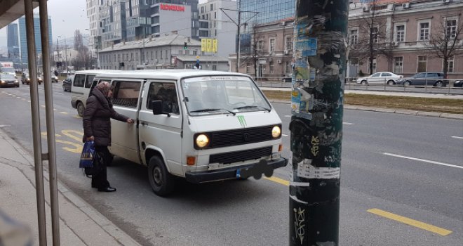 'Divlji' prevoznici u Sarajevu građane voze za marku: 'Na Grasove autobuse se ne možemo osloniti - ili kasne ili jednostavno ne dođu'