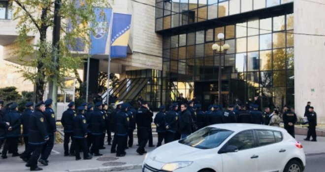 Policajci protestuju drugi dan ispred Federalnog parlamenta