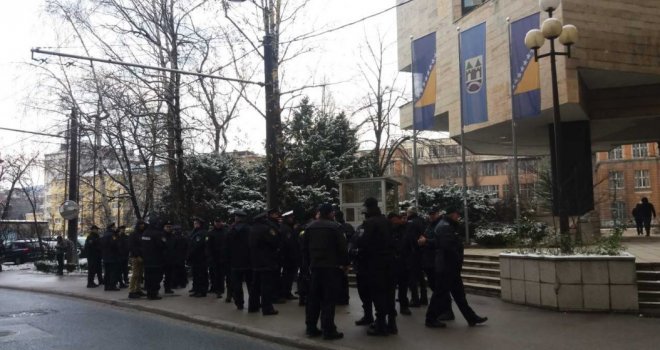 Policajci za kraj godine najavili masovne proteste u Sarajevu: Nećemo dozvoliti da nas dovedu na rub siromaštva!