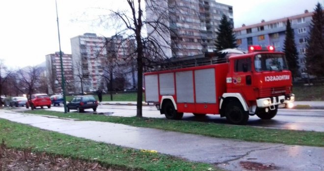 U požaru koji je izbio u stambenoj zgradi smrtno stradala jedna osoba