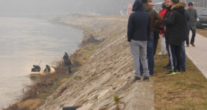 Nastavljena potraga za mladim Esadom koji je sletio u rijeku Bosnu: Otac jedva smogao snage da kaže...