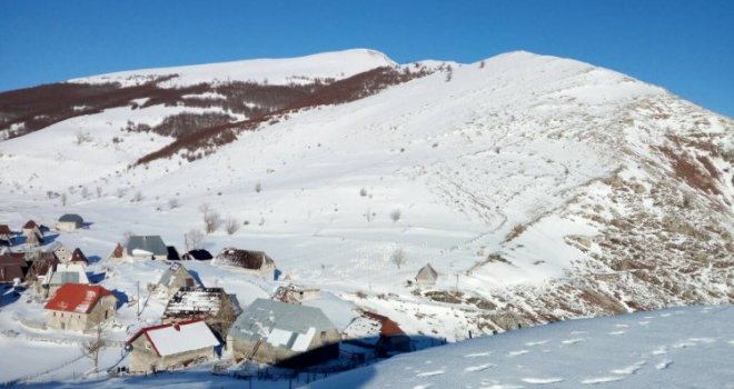 Lopovi ostavili prazne flaše, opuške i ženski veš: Opljačkano selo Lukomir, obijene kuće, polupani prozori...