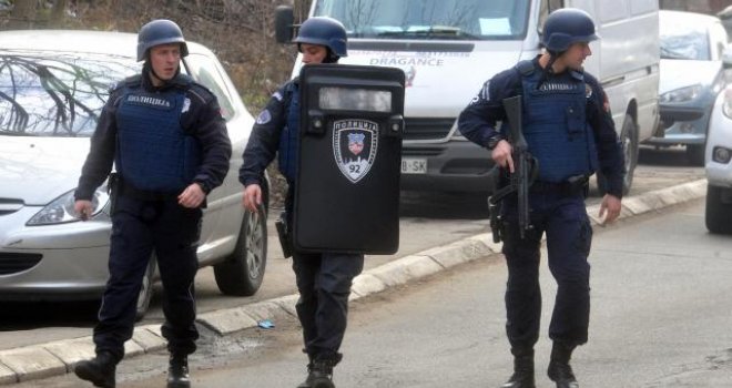 Naoružani muškarac u panciru prijetio da će bombom raznijeti zgradu, uhapšen nakon dva sata pregovora